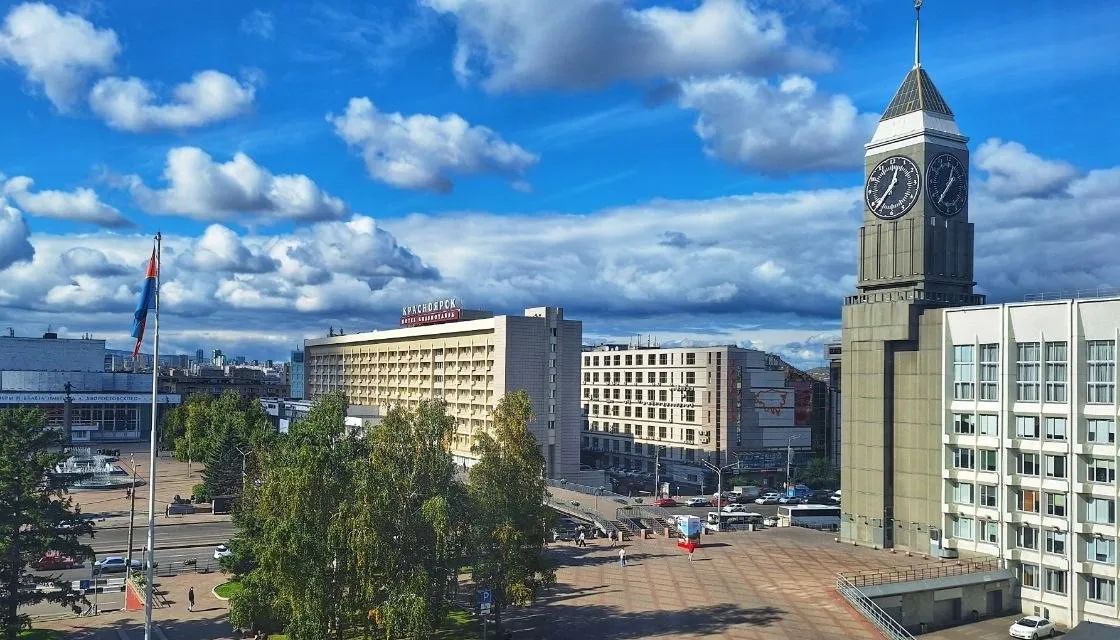 Часы Красноярска заиграли «Папа может» в День отца