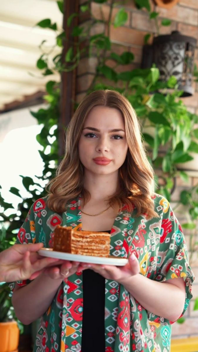 Среда — сладкий день с медовиком в «Золотой Бухаре»