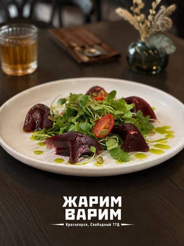 Салат с печёной свёклой и творожным сыром в «Жарим Варим»