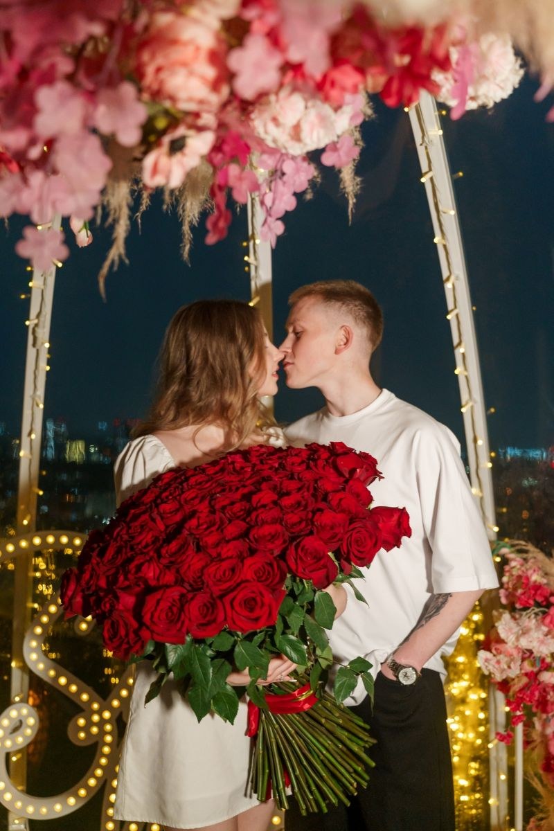 Предложение руки и сердца в куполе на крыше Sky Love