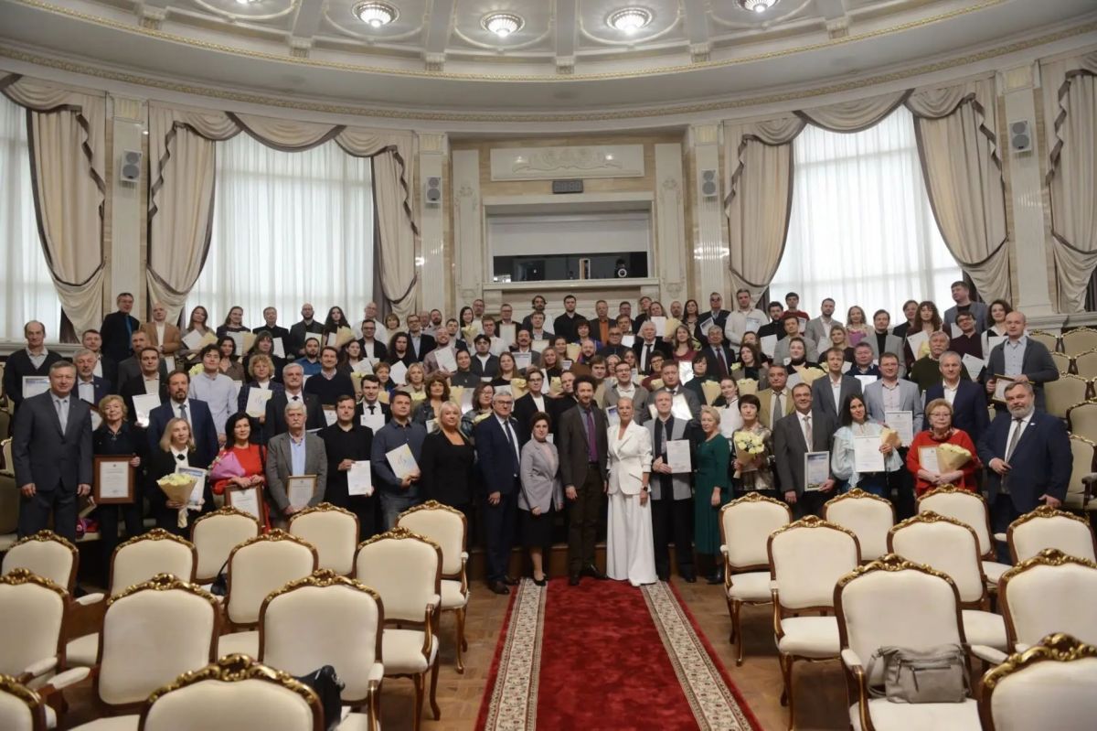 Награждение артистов Новосибирского академического симфонического оркестра.