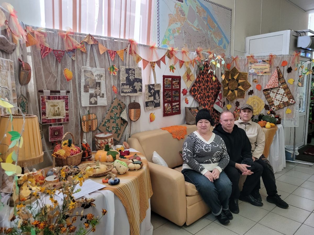 Выставка «Осенний вернисаж» открыта на Пархоменко, 8