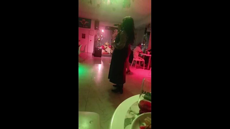 Амина победила в конкурсе караоке «ПатиФон» и получила вход на двоих