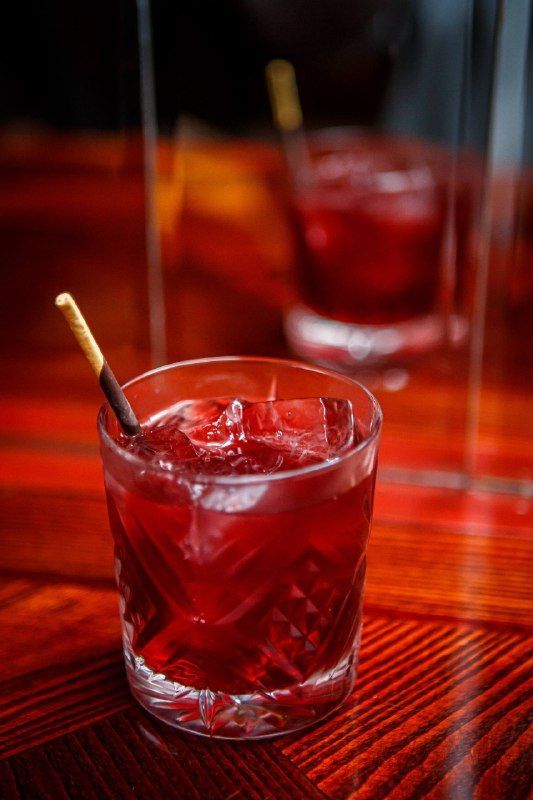 Mojo предлагает коктейль Cherry Ronco в понедельник