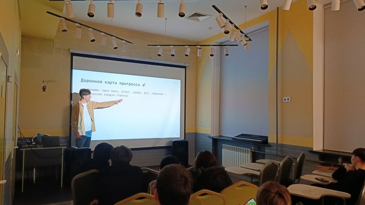Лекция о программировании в эпоху ИИ прошла в клубе «Свои»