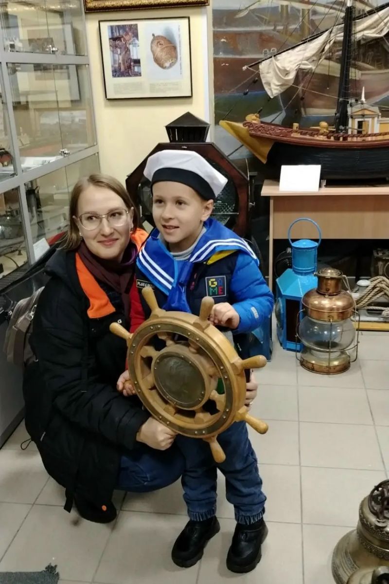 Юный посетитель Музея речного флота за штурвалом