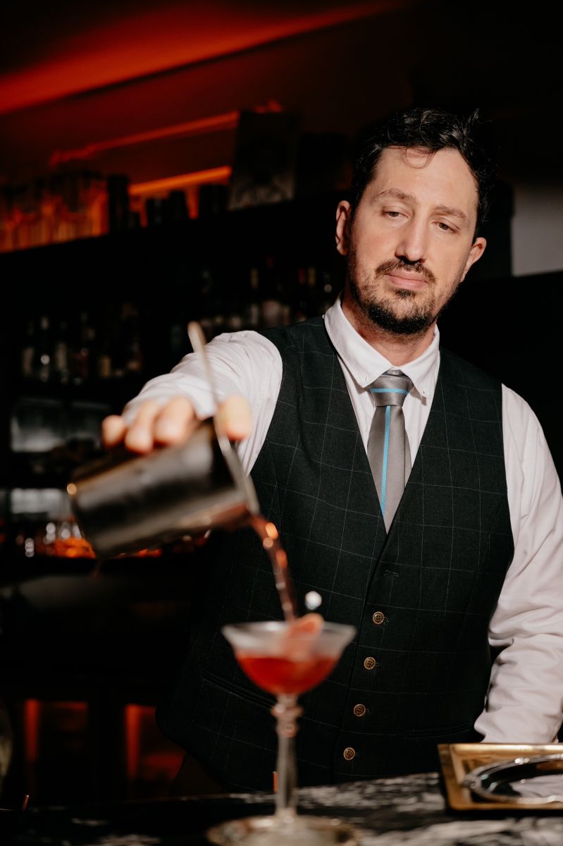 «Семь» — коктейльный салон в духе speakeasy